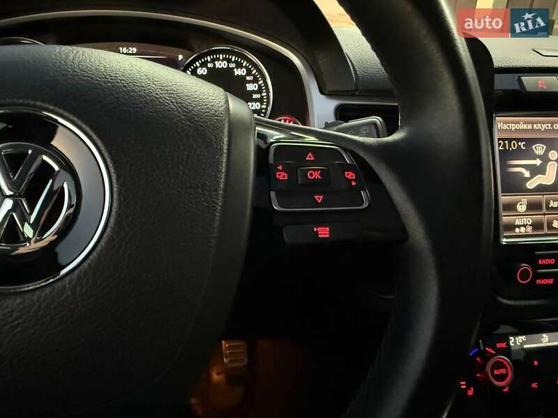 Внедорожник / Кроссовер Volkswagen Touareg 2012 в Киеве