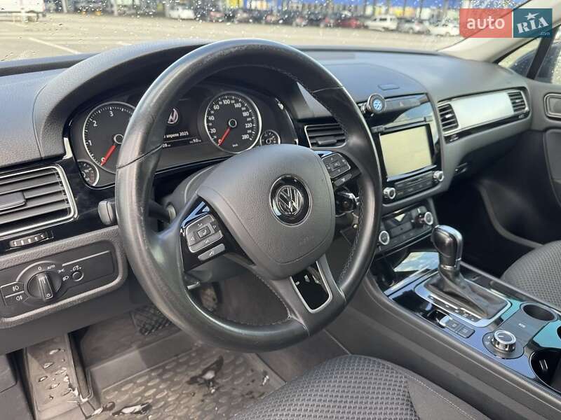 Внедорожник / Кроссовер Volkswagen Touareg 2014 в Киеве