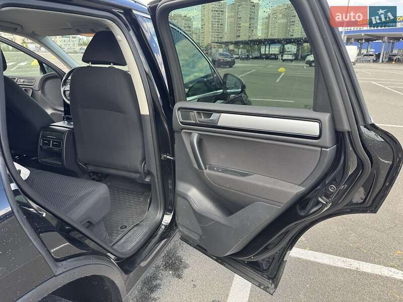 Внедорожник / Кроссовер Volkswagen Touareg 2014 в Киеве