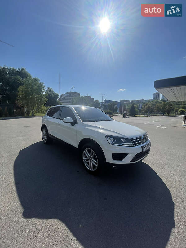 Внедорожник / Кроссовер Volkswagen Touareg 2016 в Днепре