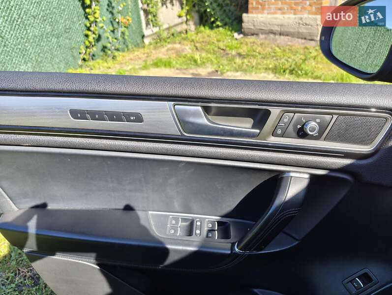 Внедорожник / Кроссовер Volkswagen Touareg 2015 в Ахтырке