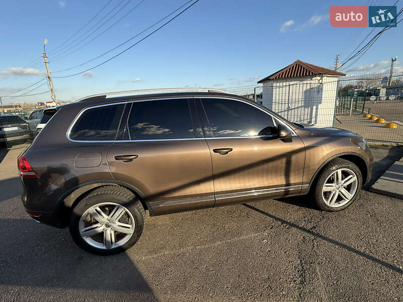 Внедорожник / Кроссовер Volkswagen Touareg 2011 в Киеве