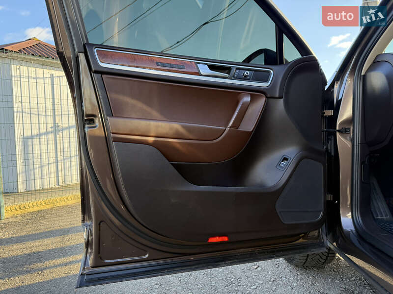 Внедорожник / Кроссовер Volkswagen Touareg 2011 в Киеве