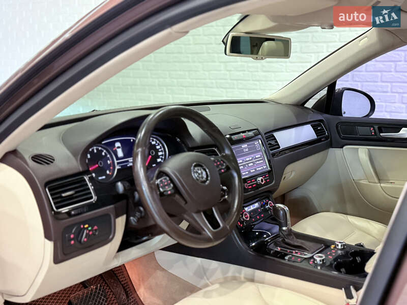 Внедорожник / Кроссовер Volkswagen Touareg 2014 в Одессе