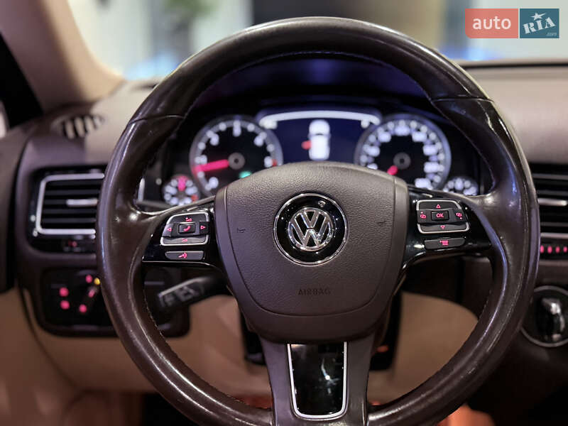 Внедорожник / Кроссовер Volkswagen Touareg 2014 в Одессе