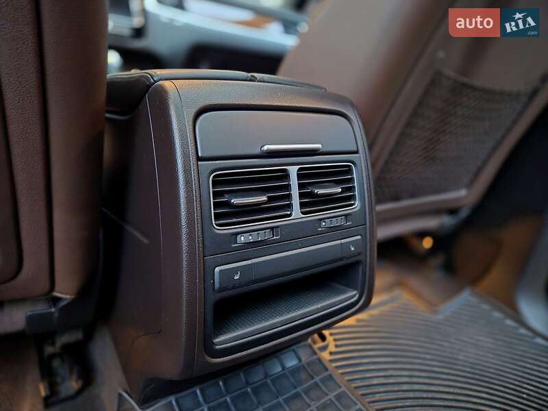 Внедорожник / Кроссовер Volkswagen Touareg 2012 в Запорожье