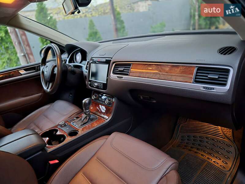 Внедорожник / Кроссовер Volkswagen Touareg 2012 в Запорожье