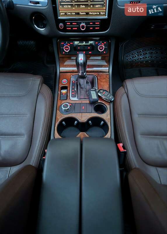 Внедорожник / Кроссовер Volkswagen Touareg 2012 в Запорожье