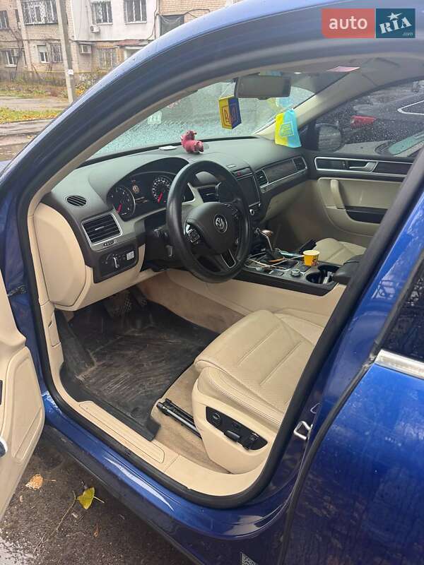 Внедорожник / Кроссовер Volkswagen Touareg 2015 в Днепре