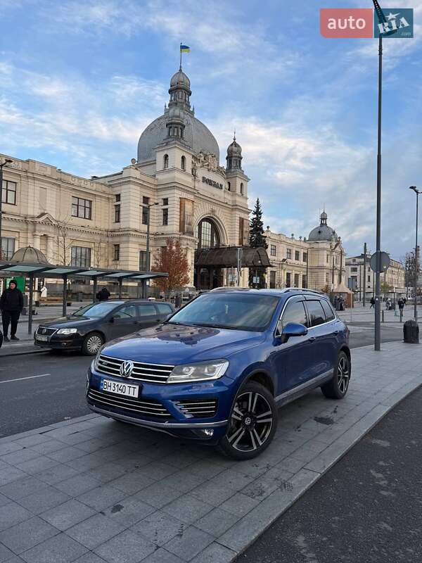 Внедорожник / Кроссовер Volkswagen Touareg 2015 в Днепре