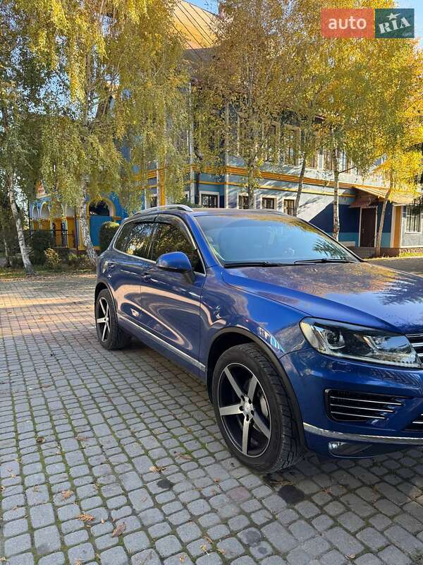 Внедорожник / Кроссовер Volkswagen Touareg 2015 в Днепре