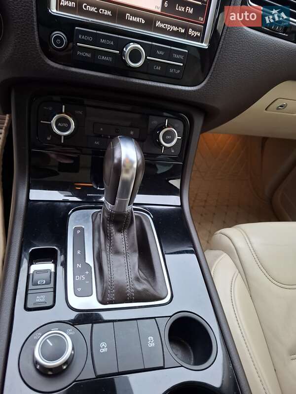 Внедорожник / Кроссовер Volkswagen Touareg 2014 в Луцке