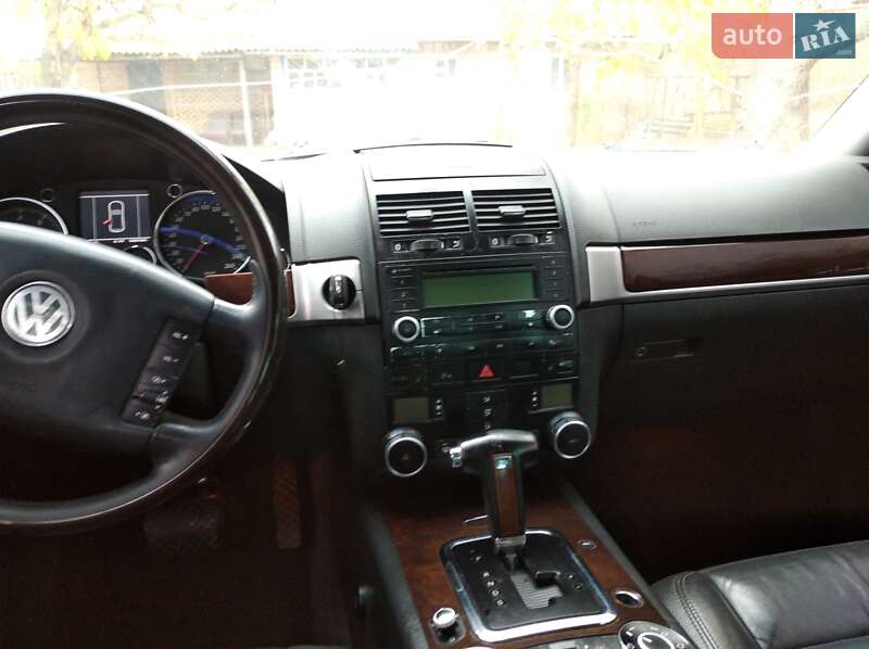 Внедорожник / Кроссовер Volkswagen Touareg 2005 в Ромнах