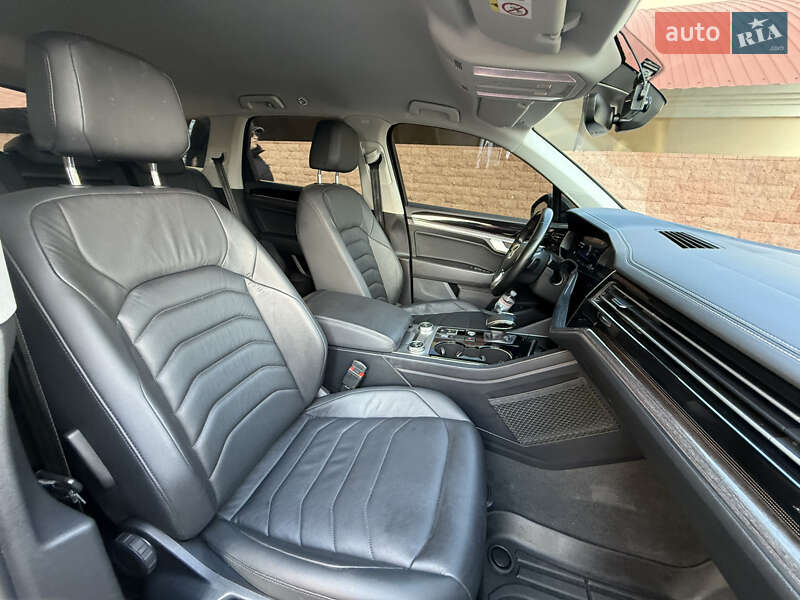 Внедорожник / Кроссовер Volkswagen Touareg 2018 в Одессе