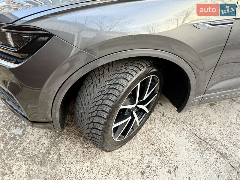Внедорожник / Кроссовер Volkswagen Touareg 2020 в Киеве