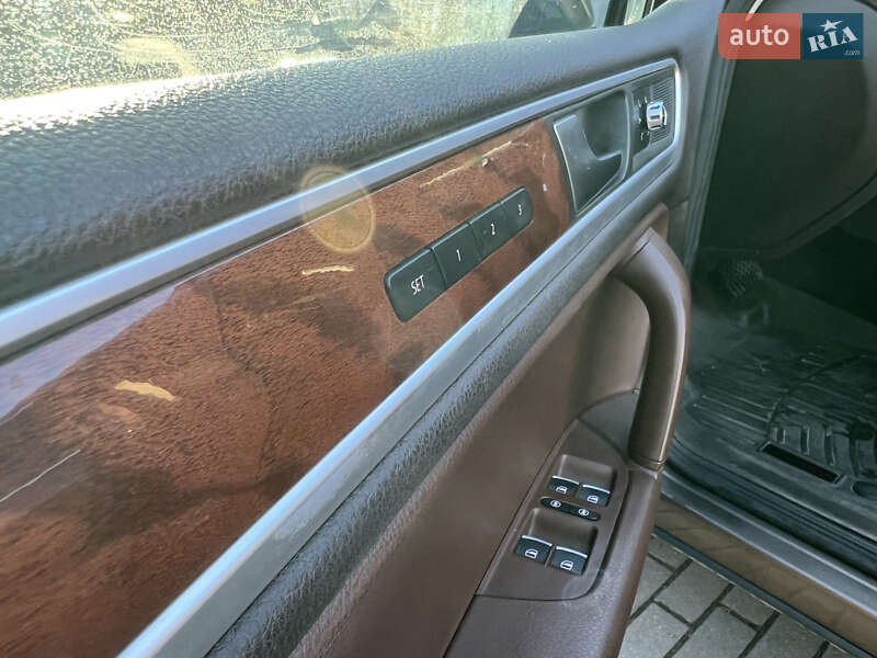 Внедорожник / Кроссовер Volkswagen Touareg 2012 в Трускавце