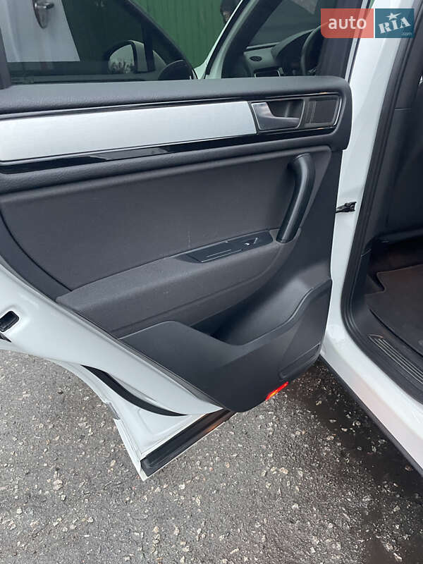 Позашляховик / Кросовер Volkswagen Touareg 2012 в Кам'янському