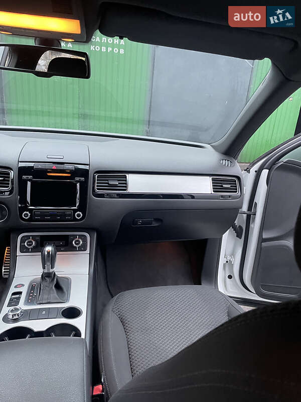 Позашляховик / Кросовер Volkswagen Touareg 2012 в Кам'янському