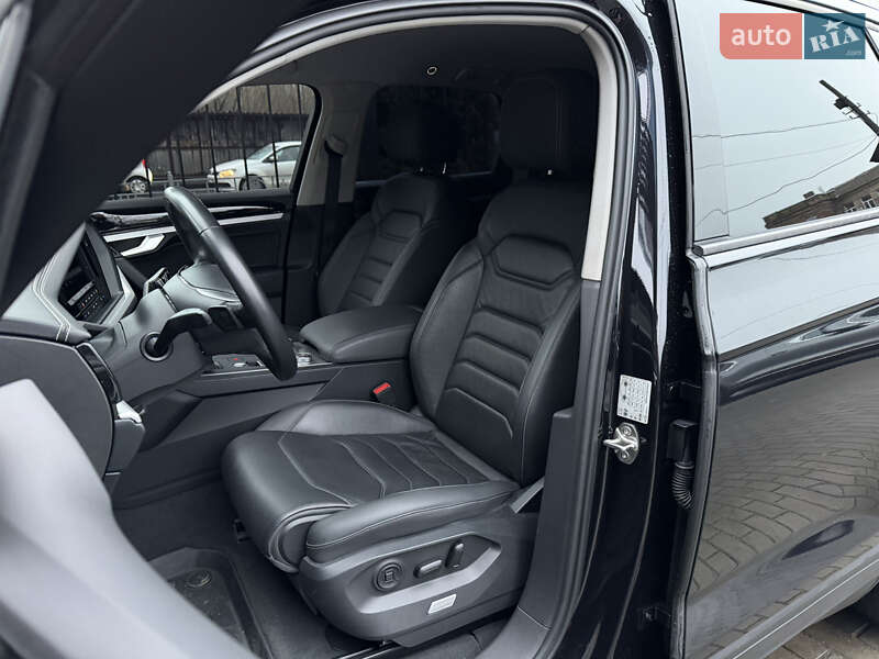 Внедорожник / Кроссовер Volkswagen Touareg 2019 в Киеве