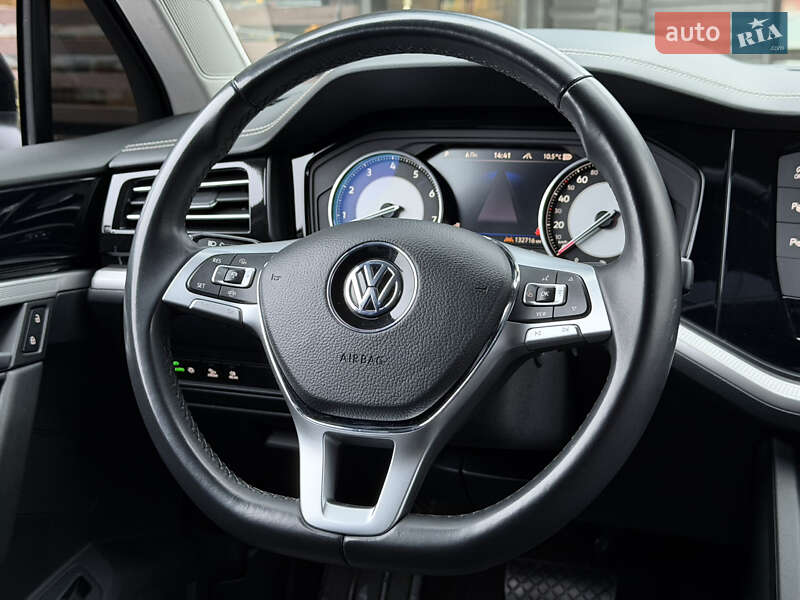 Внедорожник / Кроссовер Volkswagen Touareg 2019 в Киеве