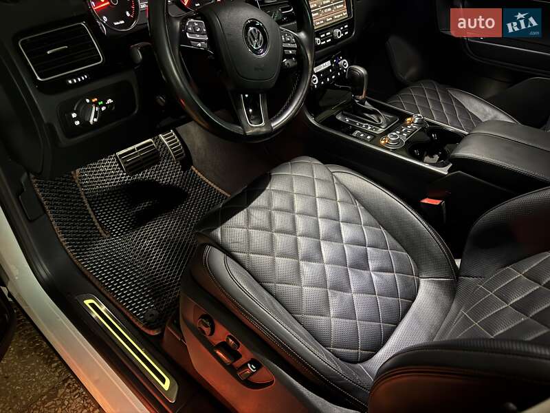 Внедорожник / Кроссовер Volkswagen Touareg 2017 в Тернополе