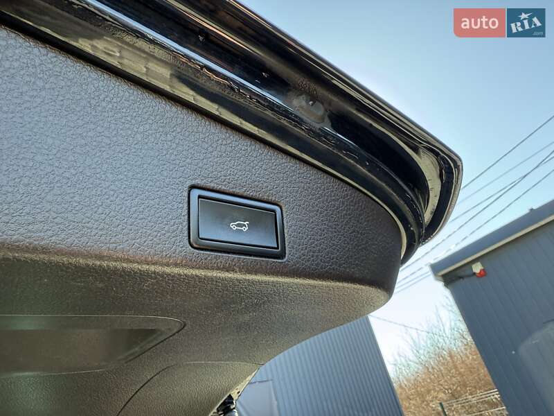 Внедорожник / Кроссовер Volkswagen Touareg 2016 в Львове