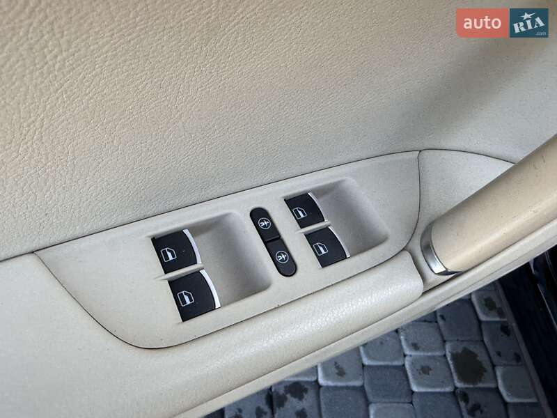 Внедорожник / Кроссовер Volkswagen Touareg 2016 в Львове