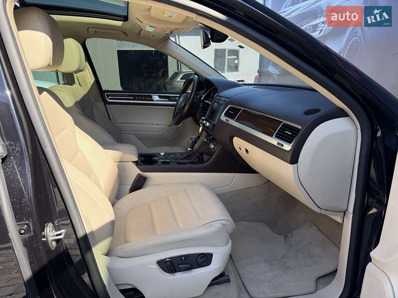 Внедорожник / Кроссовер Volkswagen Touareg 2016 в Львове