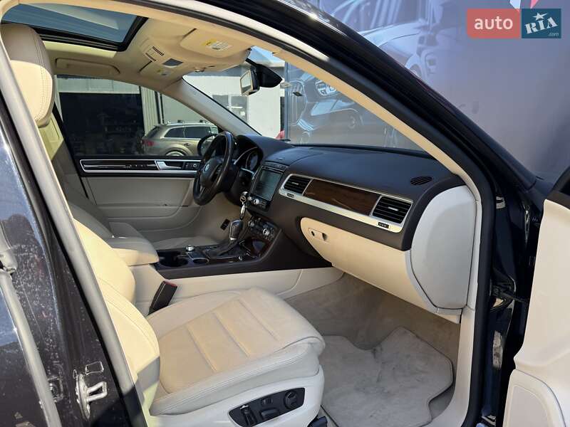 Внедорожник / Кроссовер Volkswagen Touareg 2016 в Львове