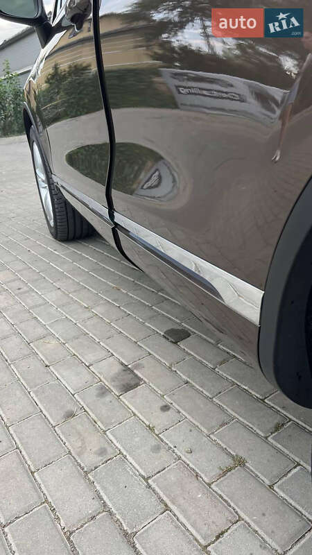 Позашляховик / Кросовер Volkswagen Touareg 2010 в Новоселиці