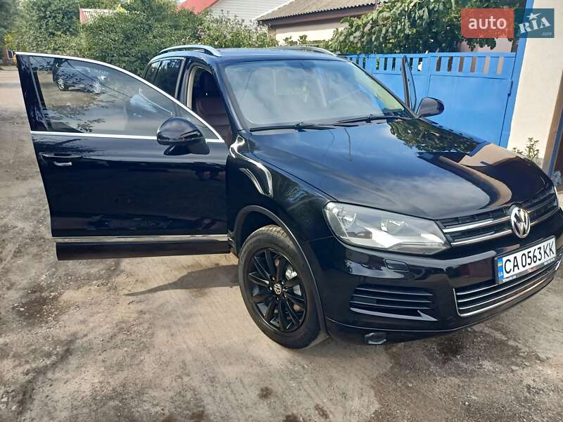 Внедорожник / Кроссовер Volkswagen Touareg 2014 в Черкассах