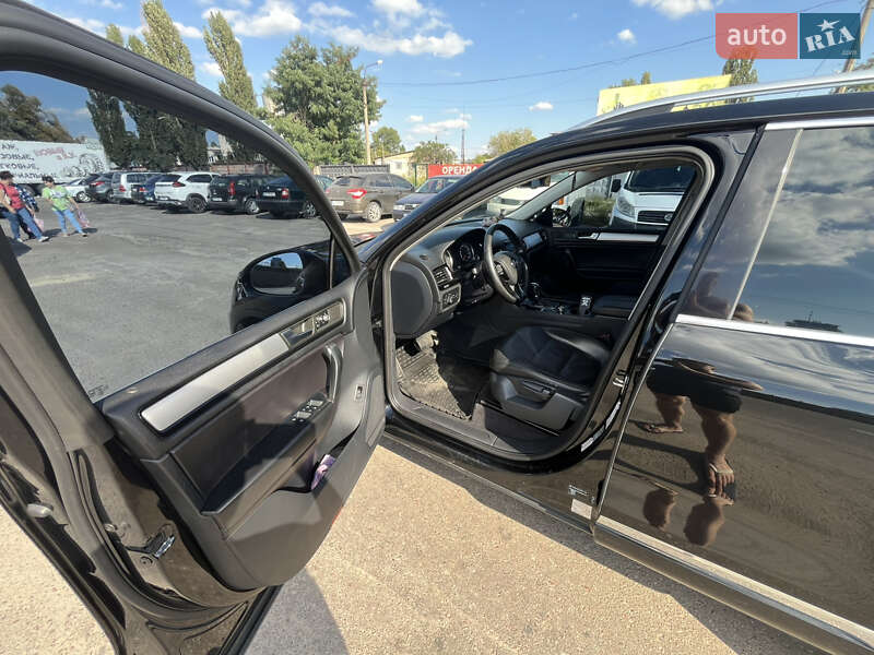 Позашляховик / Кросовер Volkswagen Touareg 2012 в Києві