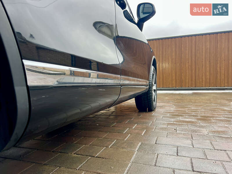 Внедорожник / Кроссовер Volkswagen Touareg 2010 в Черновцах