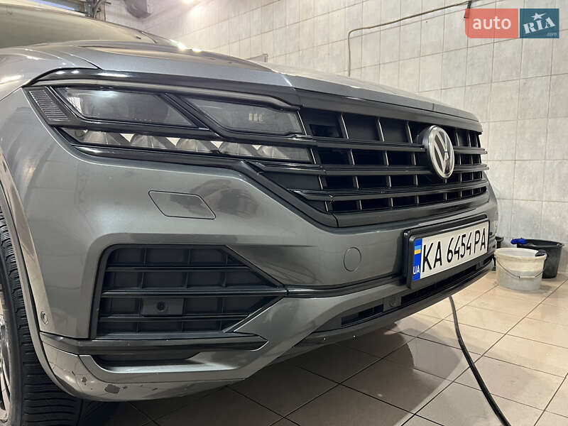 Позашляховик / Кросовер Volkswagen Touareg 2018 в Києві