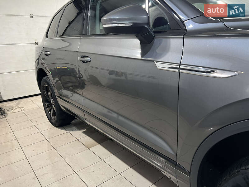 Позашляховик / Кросовер Volkswagen Touareg 2018 в Києві