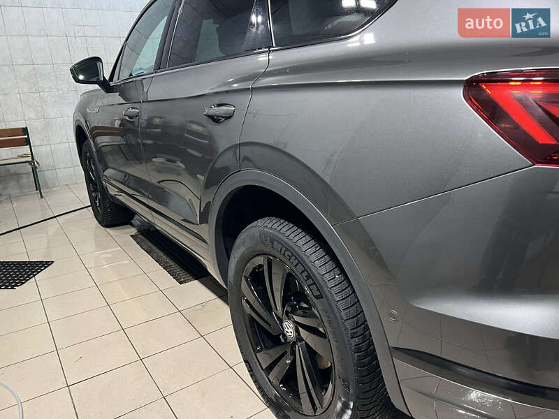 Позашляховик / Кросовер Volkswagen Touareg 2018 в Києві