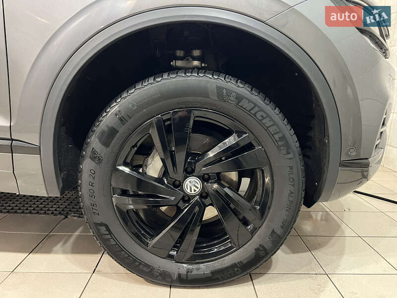 Позашляховик / Кросовер Volkswagen Touareg 2018 в Києві