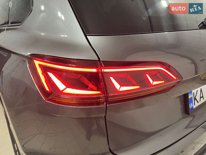 Позашляховик / Кросовер Volkswagen Touareg 2018 в Києві