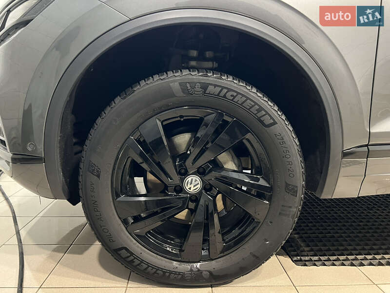 Позашляховик / Кросовер Volkswagen Touareg 2018 в Києві