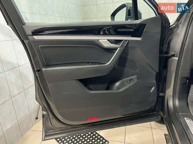 Позашляховик / Кросовер Volkswagen Touareg 2018 в Києві