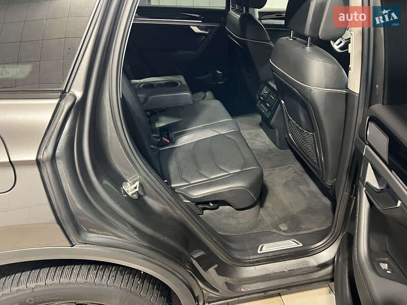 Позашляховик / Кросовер Volkswagen Touareg 2018 в Києві