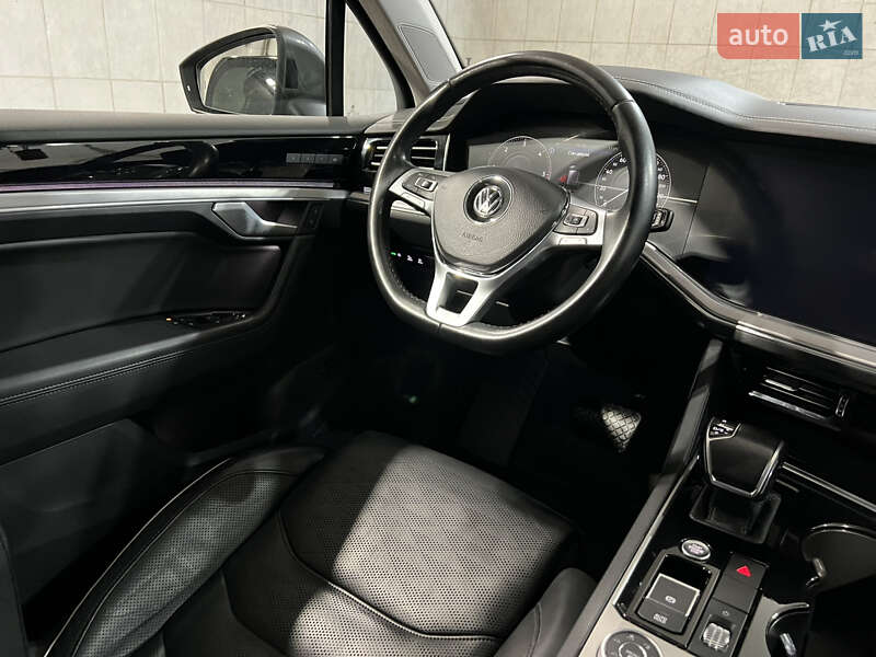 Позашляховик / Кросовер Volkswagen Touareg 2018 в Києві