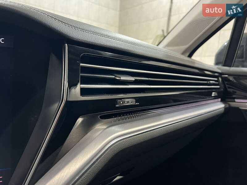 Позашляховик / Кросовер Volkswagen Touareg 2018 в Києві