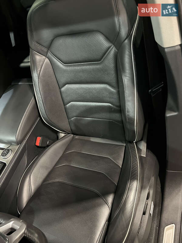 Позашляховик / Кросовер Volkswagen Touareg 2018 в Києві