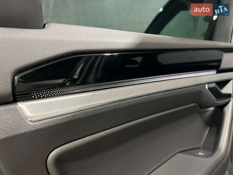 Позашляховик / Кросовер Volkswagen Touareg 2018 в Києві