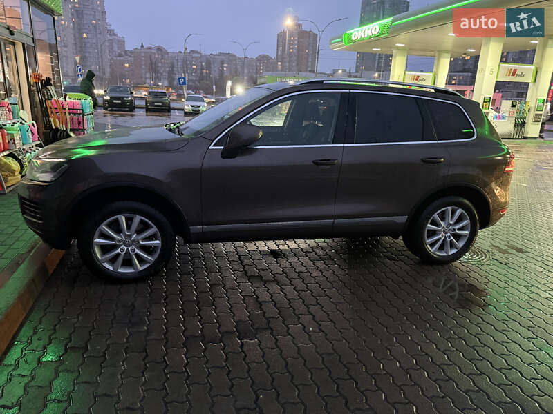 Позашляховик / Кросовер Volkswagen Touareg 2012 в Києві