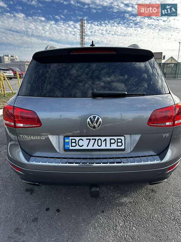 Внедорожник / Кроссовер Volkswagen Touareg 2012 в Харькове