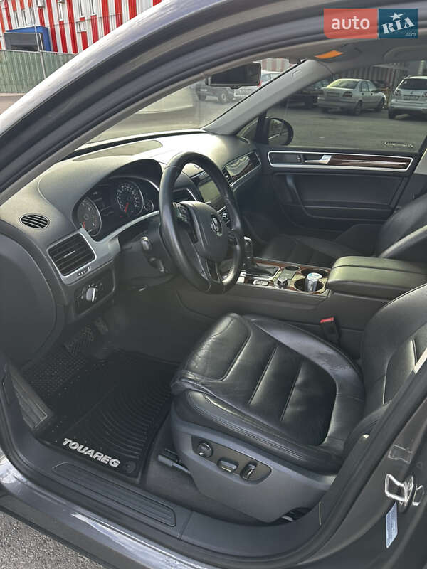 Внедорожник / Кроссовер Volkswagen Touareg 2012 в Харькове