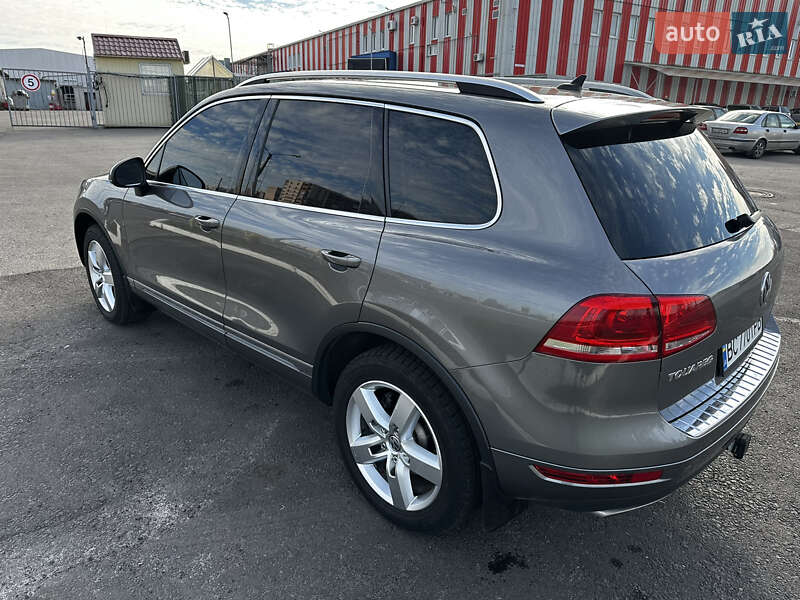 Внедорожник / Кроссовер Volkswagen Touareg 2012 в Харькове