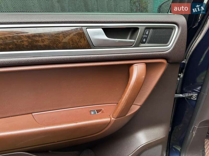 Позашляховик / Кросовер Volkswagen Touareg 2013 в Полтаві